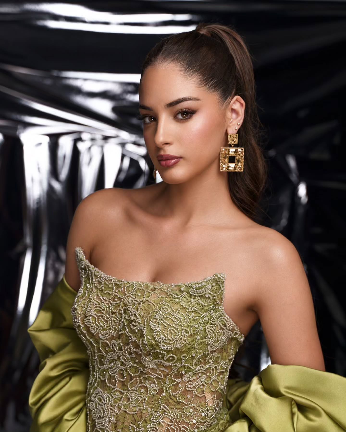 Olive couture, sculpted light and metallic reflections.

#FashionPhotography #EditorialFashion #AlbanianFashion #FashionPhotographerAlbania #CoutureEditorial